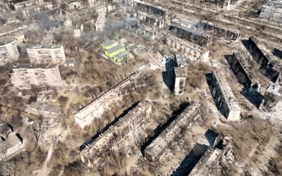 Na Ukrajině začala evakuace civilistů z oceláren v Mariupolu, první skupina lidí už podle Zelenského míří do bezpečí.