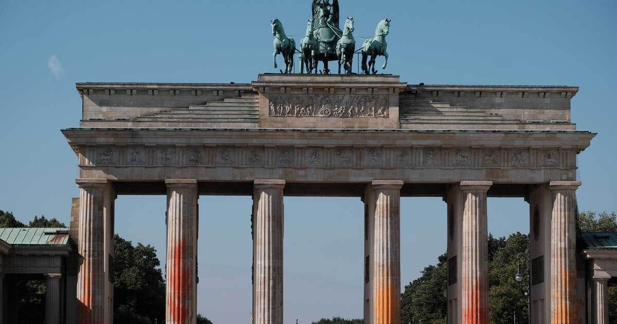 Klimaktivisté poničili Braniborskou bránu, v pondělí v Berlíně zablokovali dopravu na 20 místech