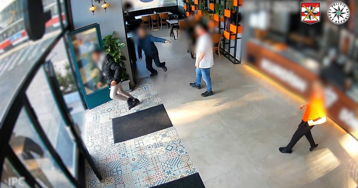 Mladík v Brně zaútočil na seniorku. Zloděje pomohl chytit odvážný prodavač z večerky