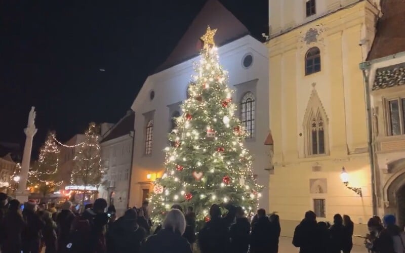 V Bratislave rozsvietili vianočný stromček, ale tradičné trhy tento rok nebudú. Punč a lokšu si môžeš vychutnať pri Dunaji.