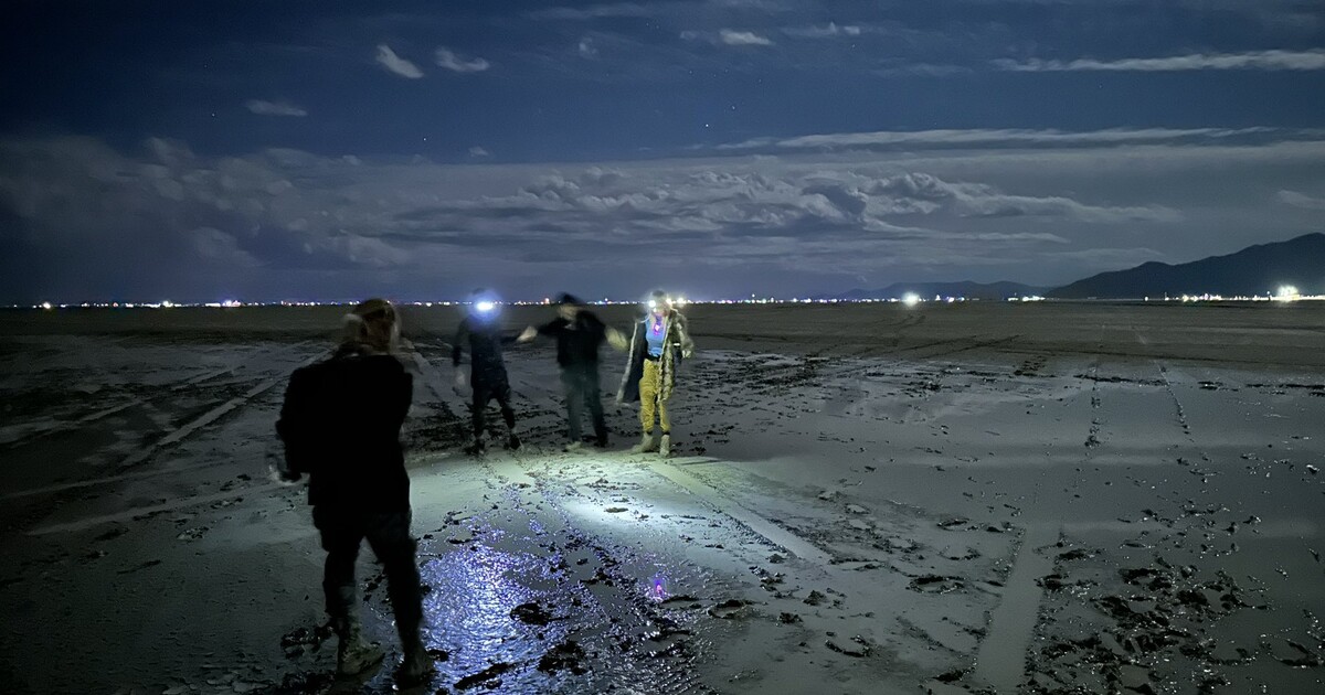 Na festivalu Burning Man zemřel člověk. Lidé jsou stále uvězněni na poušti