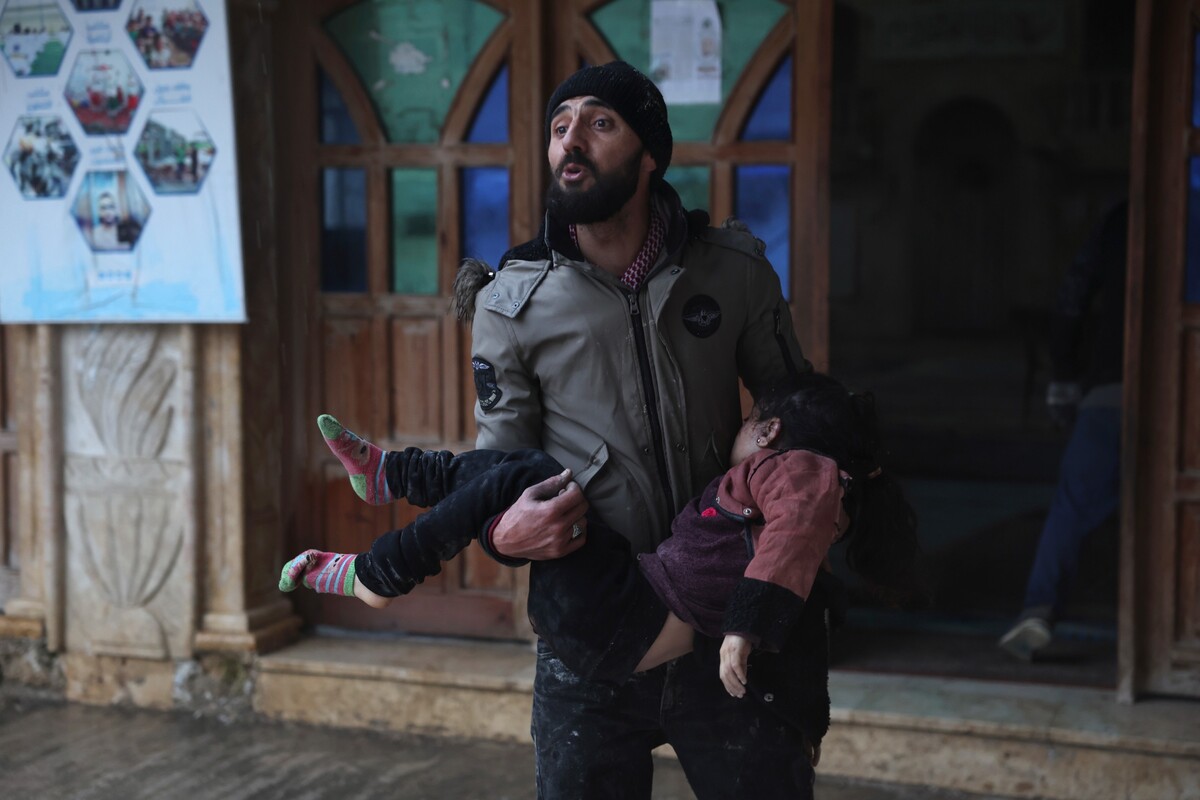 Muž vynáší tělo mrtvé dívky ve městě Azmarin v provincii Idlib na severu Sýrie. Fotografie je z pondělí 6. února 2023.