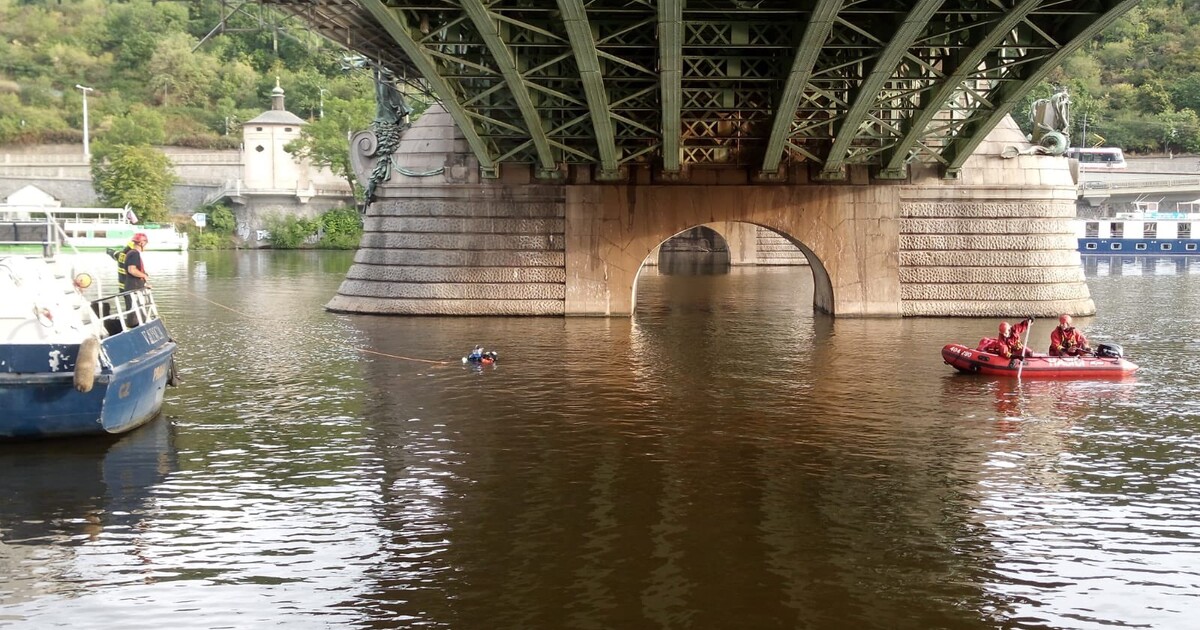Pražští hasiči pátrali po muži ve Vltavě. Našli ho po dvou hodinách mrtvého