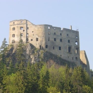 Na obrázku je zrúcanina hradu