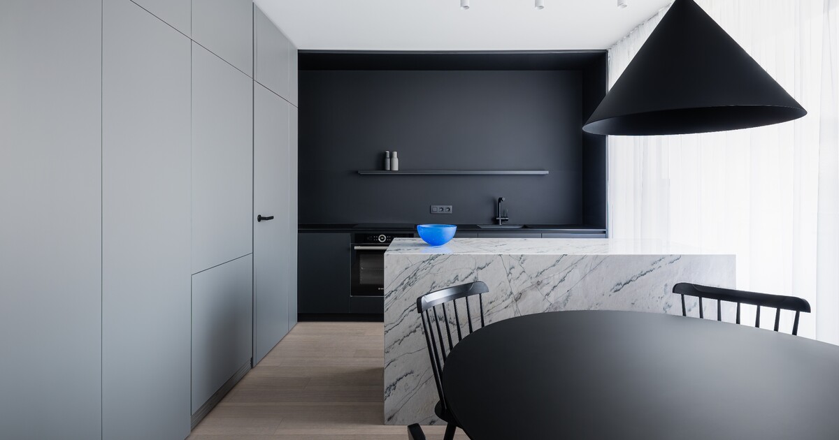 FOTO: Takhle vypadá vkusná rekonstrukce bytu pro rodinu s dítětem. Dominují prvky moderního designu a šedá barva