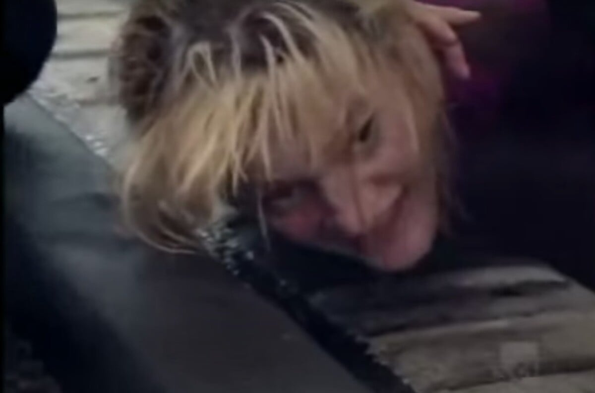 Sabina Eriksson vyterala počas zásahu ako posadnutá diablom. Podľa niektorých polcajtov mala údajne „neľudskú silu“. / Zábery z dokumentárneho filmu BBC Madness in the Fast Lane.