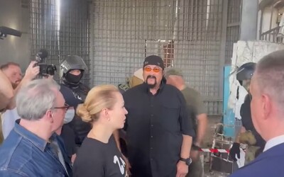 Herec Steven Seagal navštívil okupovaný Donbas. Zelenského obvinil zo „zločinov proti ľudskosti“.
