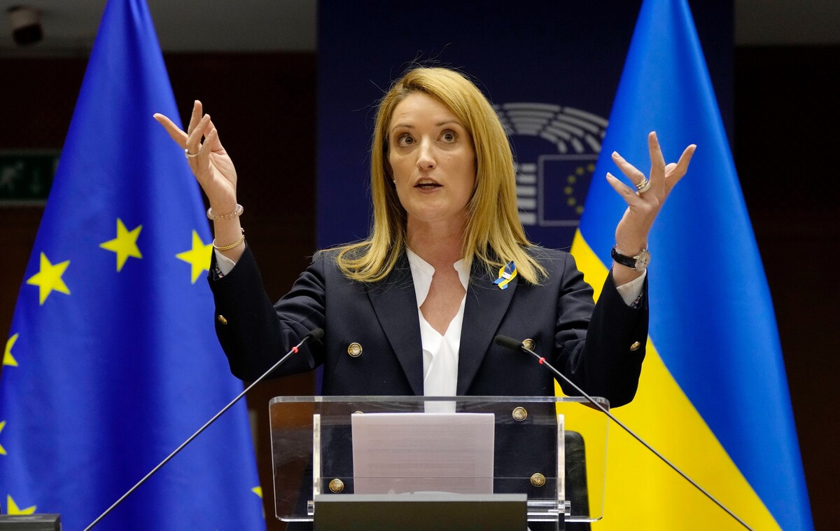 Predsedníčka Európskeho parlamentu (EP) Roberta Metsolová gestikuluje počas mimoriadneho zasadnutia Európskeho parlamentu v Bruseli