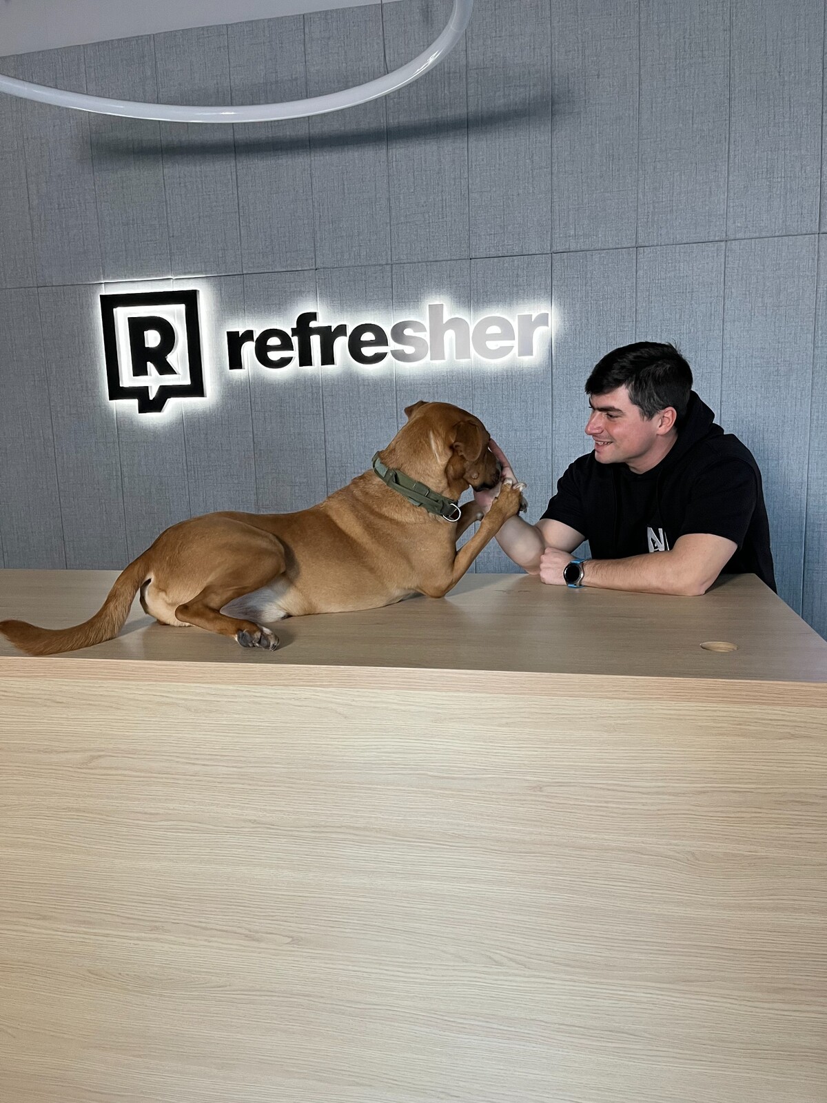 Juraj Ferko na návšteve v Refresheri naučil redaktorkinho psa trik za pár sekúnd. 