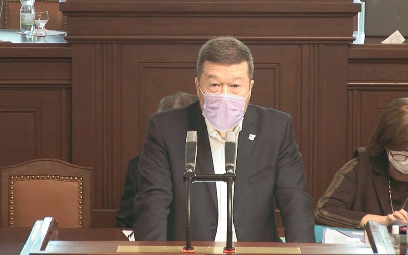 „Mám to tu ještě na dlouho,“ řekl Okamura ve Sněmovně. SPD znovu zdržuje jednání, schůze trvá již 16 hodin.