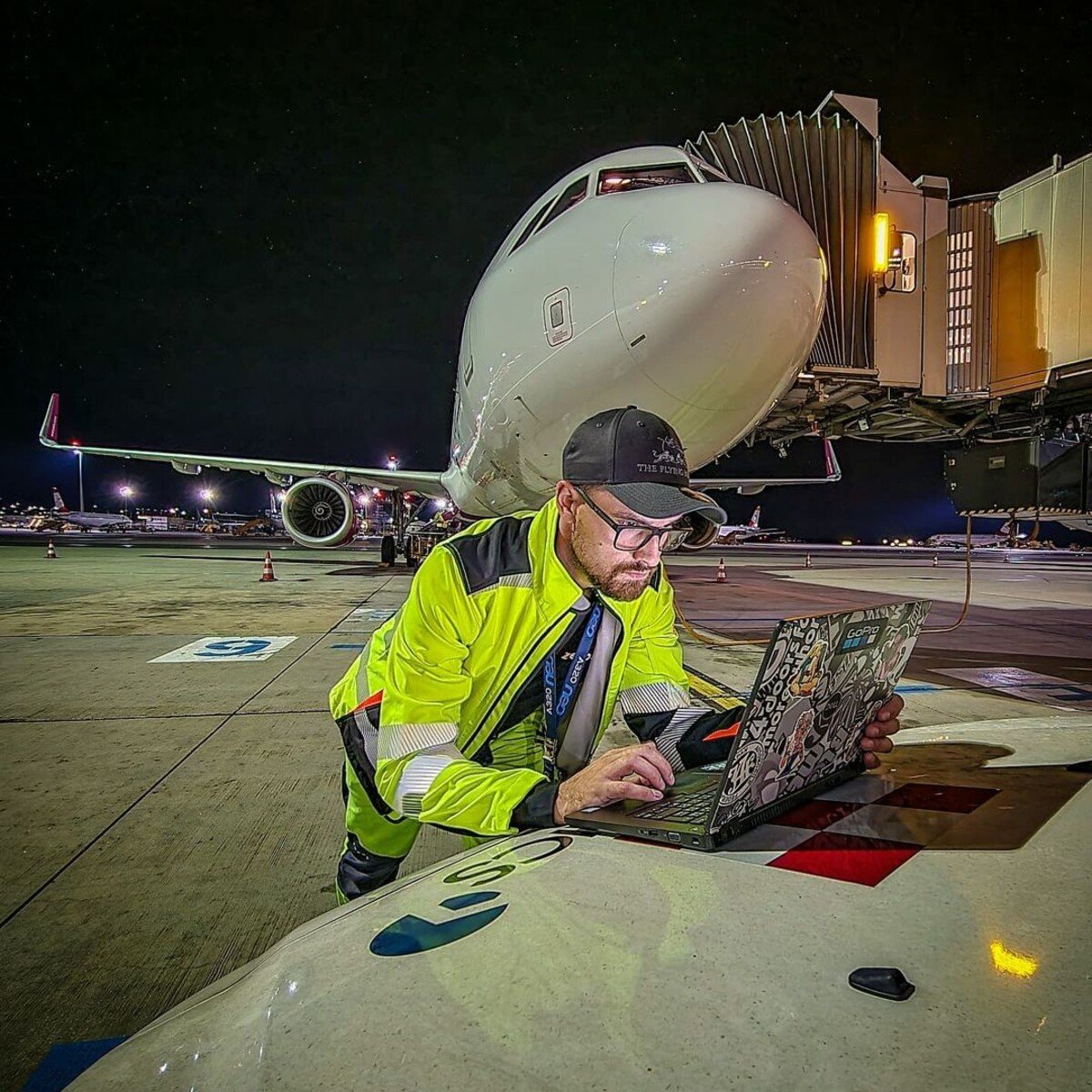 Tomáš Zeman pracuje v noci, keď lietadlo opustí posádka. Postará sa, aby bolo pred ďalším letom v poriadku.