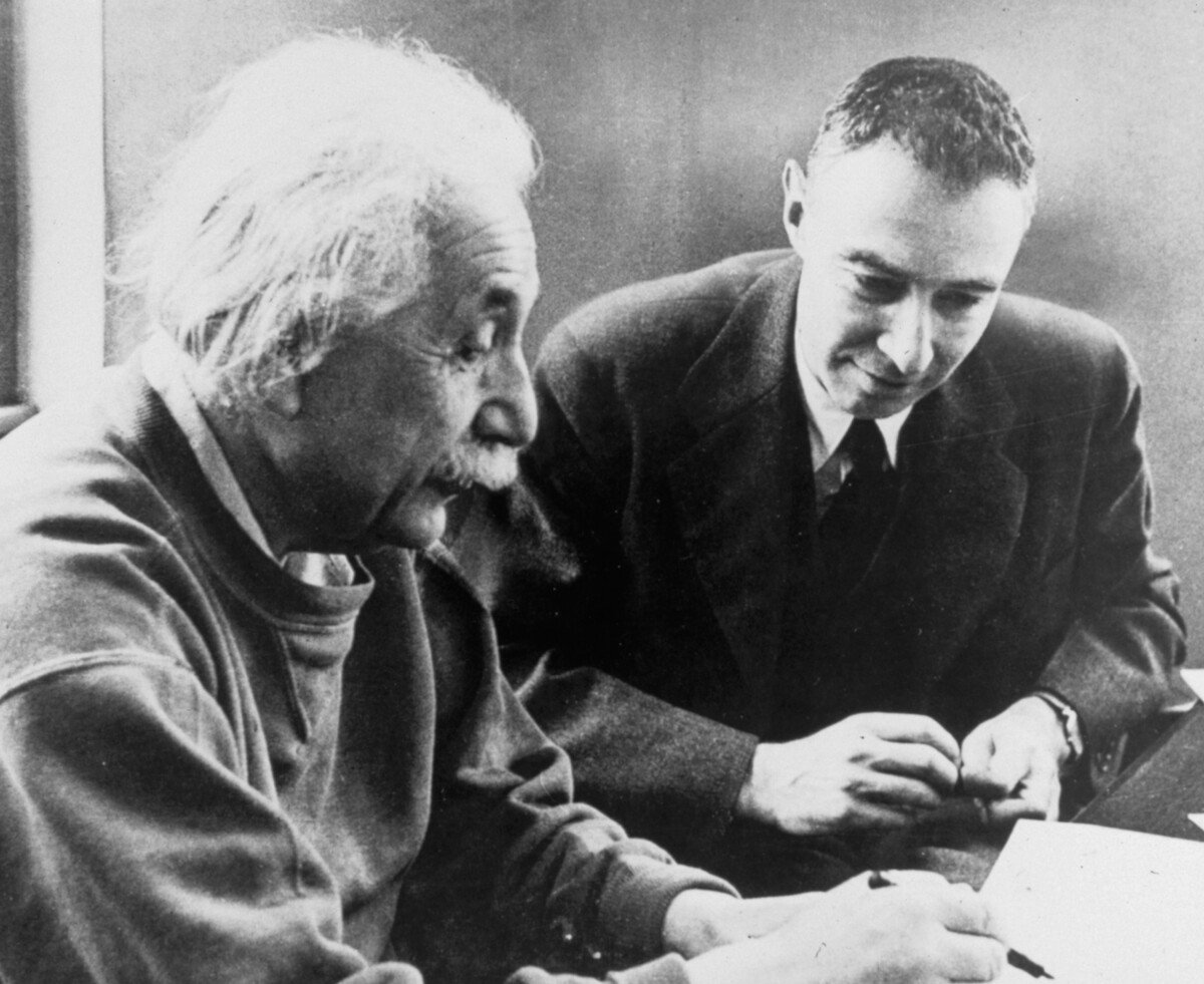 Po svržení atomových bomb na Hirošimu a Nagasaki se v Oppenheimerovi projevovala hrdost na technické úspěchy, ale i pocit viny za zničující důsledky bomb. 

Posledních 20 let svého života strávil jako ředitel Institutu pro pokročilá studia v Princetonu, kde pracoval například po boku Alberta Einsteina. 