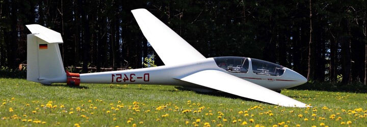 Na Rokycansku spadlo bezmotorové letadlo na osobní auto, pilot nepřežil
