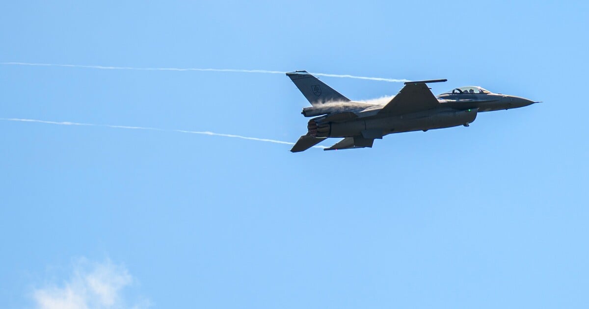 Polsko vyslalo do vzduchu stíhačky. Aktivovalo také nejvyšší stupeň pohotovosti