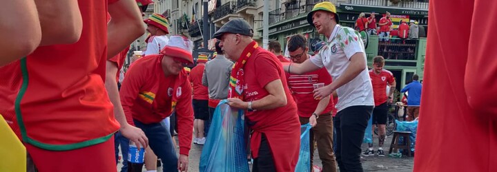 Fotbaloví fanoušci z Walesu po hromadné party uklidili ulice Bruselu. Za slušné gesto jim děkuje policie i vedení města