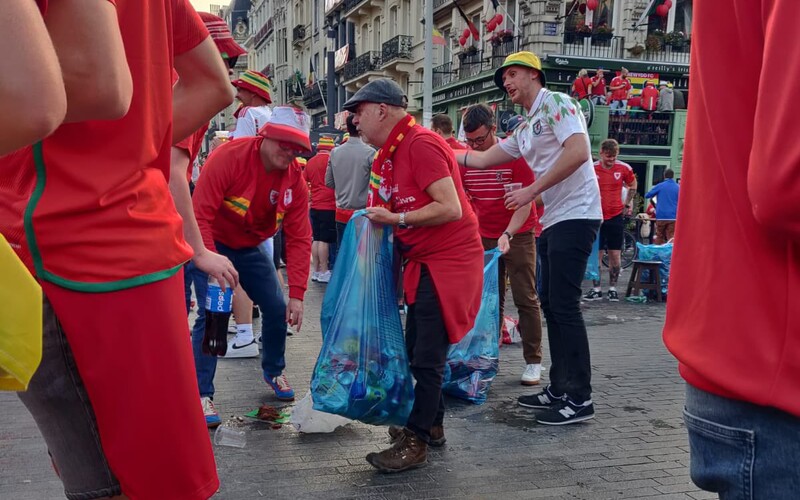 Futbaloví fanúšikovia z Walesu po hromadnej párty upratali ulice Bruselu. Za slušné gesto im ďakuje polícia aj vedenie mesta.
