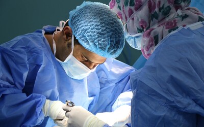 Lékaři v Česku poprvé transplantovali plíce, které měl pacient poškozené kvůli covidu–19.