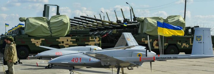 Turecký dron Bayraktar je postrachom a ničivou zbraňou Ukrajiny v boji proti Rusku. Ukrajinci mu už zložili pesničku