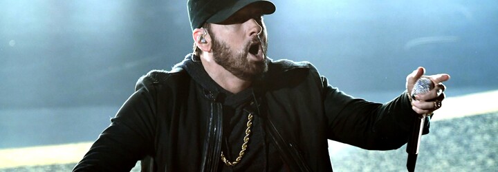 Eminem poklekl při vystoupení na Superbowlu. Mohl tak vyjádřit nesouhlas s policejním násilím na černoších