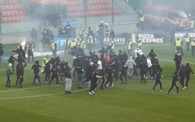 Tímy futbalových výtržníkov majú exemplárne potrestať, tvrdí SaS. Slovan viní fanúšikov Spartaka a usporiadateľa.