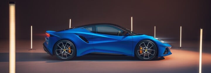 Poslední Lotus s konvenčním motorem se jmenuje Emira, má luxusní interiér a techniku od AMG
