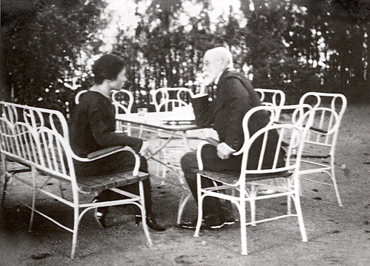 Vlasta Kálalová během setkání s prezidentem Tomášem Garriguem Masarykem.