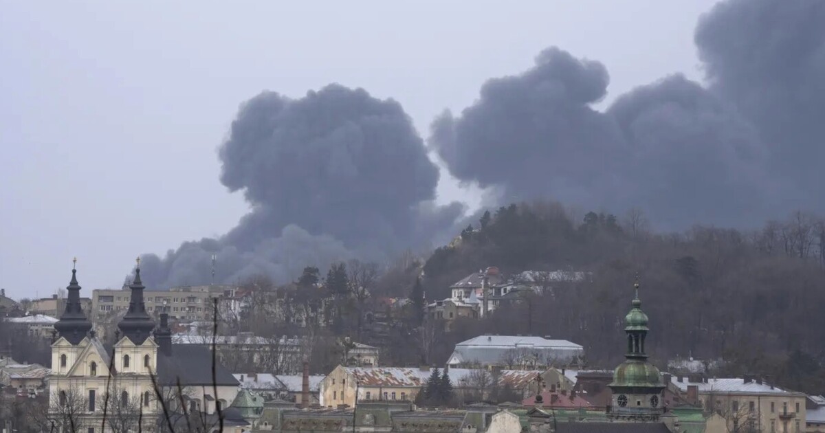 Ukrajina od rána odráží útoky dronů v blízkosti polských hranic. Rusové zaútočili na velké město na západě země
