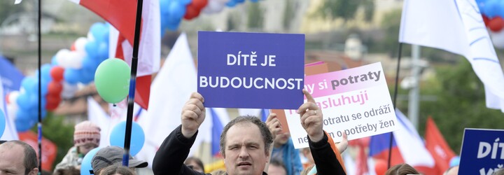 Hnutí pro život odsoudilo české dodávky antikoncepce znásilněným Ukrajinkám. Chcete, aby odnosily děti okupantů, zní od Pirátů