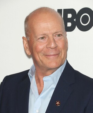 V ktorom filme povie Bruce Willis túto vetu? „Deväť miliónov teroristov na svete a ja som akurát musel zabiť toho, čo má menšie nohy ako moja sestra.“