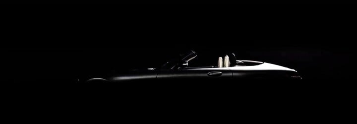 Mercedes-AMG láka v upútavke na úplne nový roadster. O čo ide?