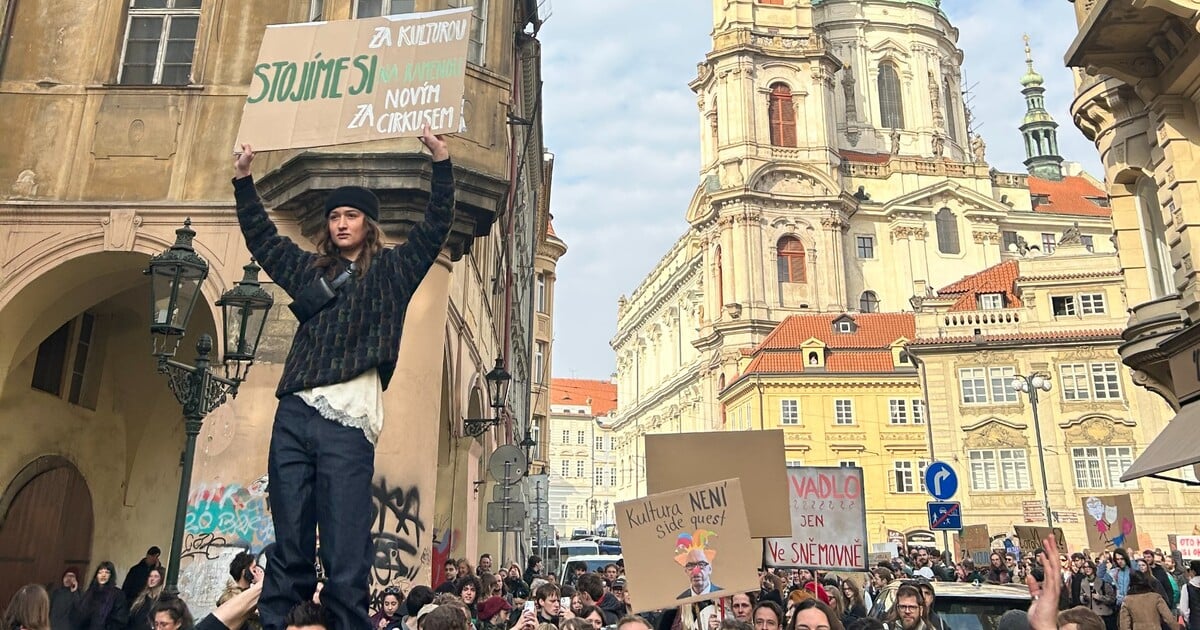 „Kultura není luxus, ale veřejná služba.“ Studenti a studentky demonstrovali proti Klempířovi a škrtech v kultuře