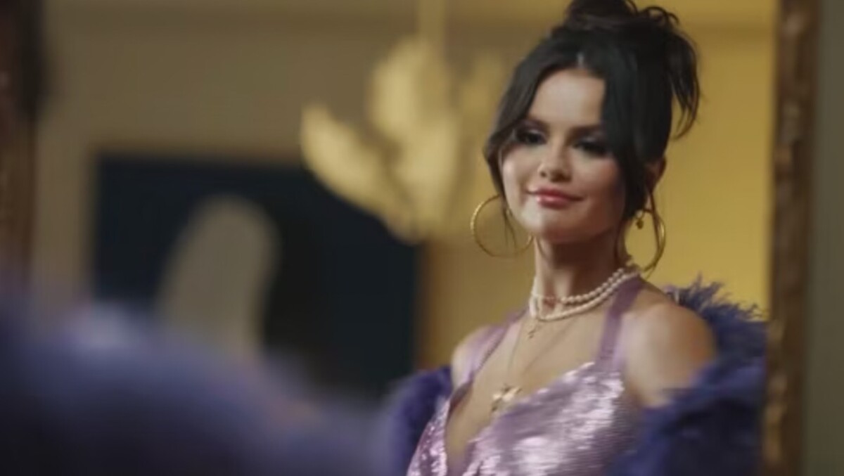 Selena je so single statusom v pohode. V najnovšom klipe k Single Soon si oblieka najlepšie šaty a užíva párty život.