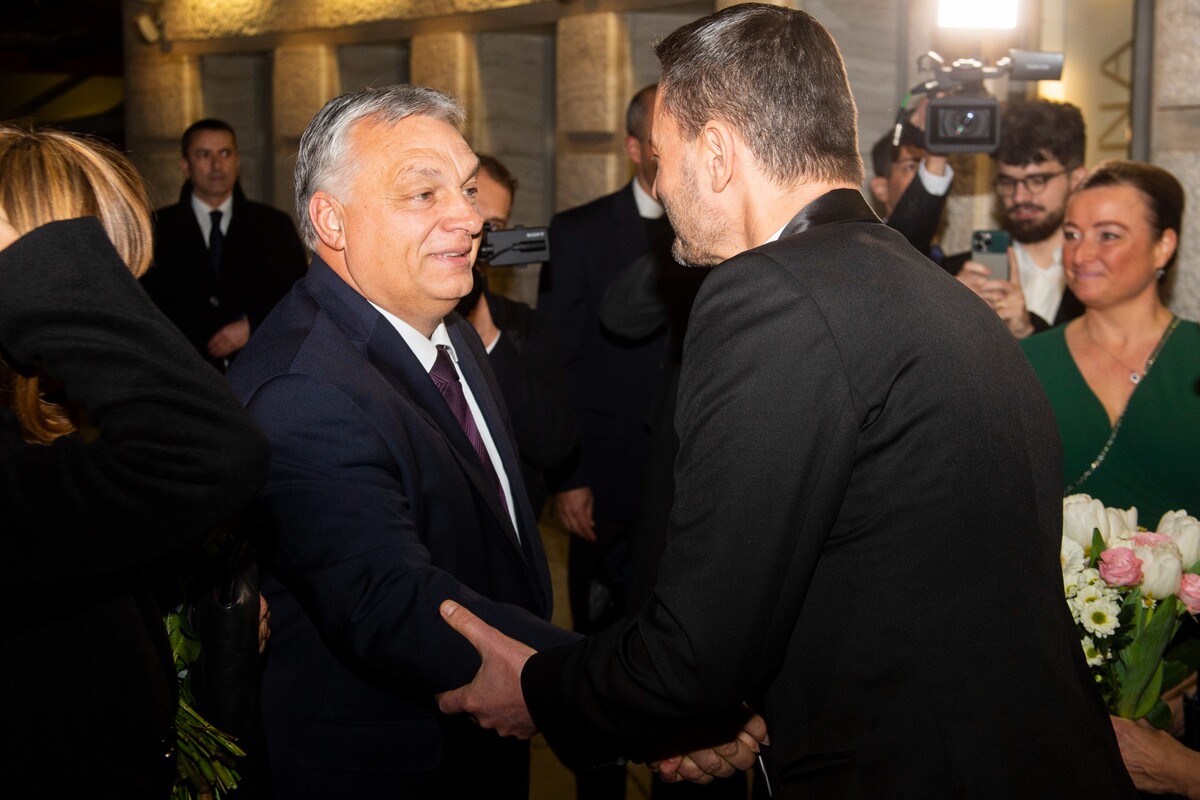 Maďarský premiér Viktor Orbán a dočasne poverený premiér Eduard Heger sa vítajú počas príchodu na slávnostný galavečer pri príležitosti 30. výročia vzniku Slovenskej republiky.