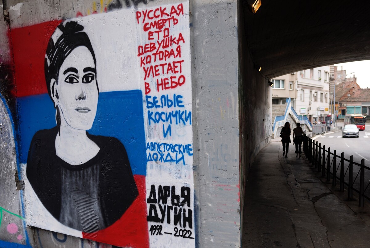 Ľudia v Belehrade kráčajú okolo nástennej maľby, na krorej je zobrazená Daria Duginová. Táto 29-ročná novinárka a publicistka bola dcérou prokremeľského nacionalistického ideológa Alexandra Dugina. Daria Duginová zahynula počas sobotňajšieho výbuchu auta v Moskve. (24. augusta 2022)