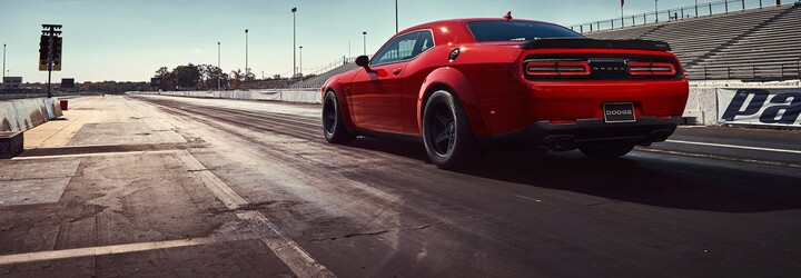 Dodge postavil silniční dragster, kterým šokuje svět. Demon dá stovku za 2,3 sekundy, staví se na zadní a je rekordmanem na čtvrt míle
