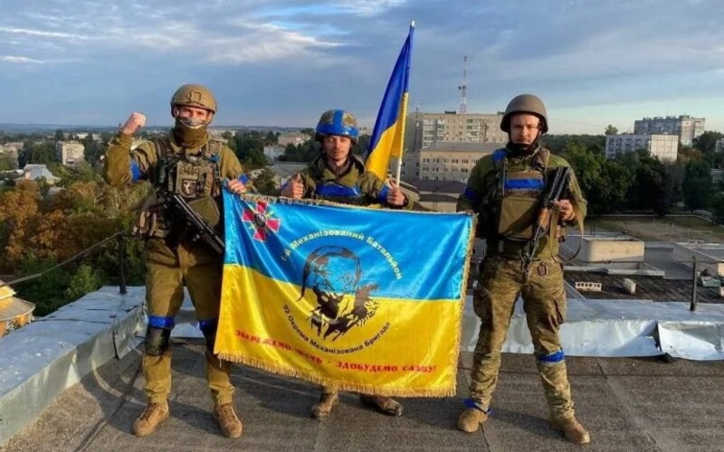 VIDEO: Ukrajinci dobyli strategicky významné mesto Izium, potvrdil Zelenskyj. Utekajúci Rusi po sebe nechávajú množstvo techniky.