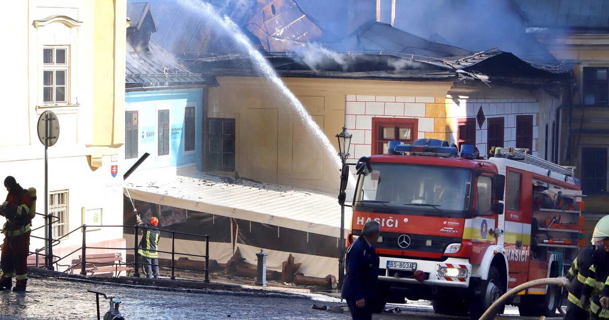 Katastrofální požár v centru Banské Štiavnice je stabilizován. Poškozeno je sedm budov, někde shořela celá patra