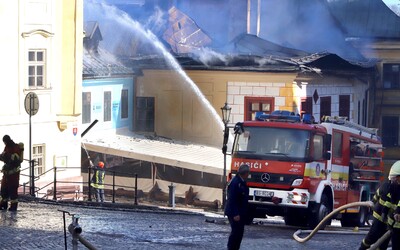 Katastrofální požár v centru Banské Štiavnice je stabilizován. Poškozeno je sedm budov, někde shořela celá patra.