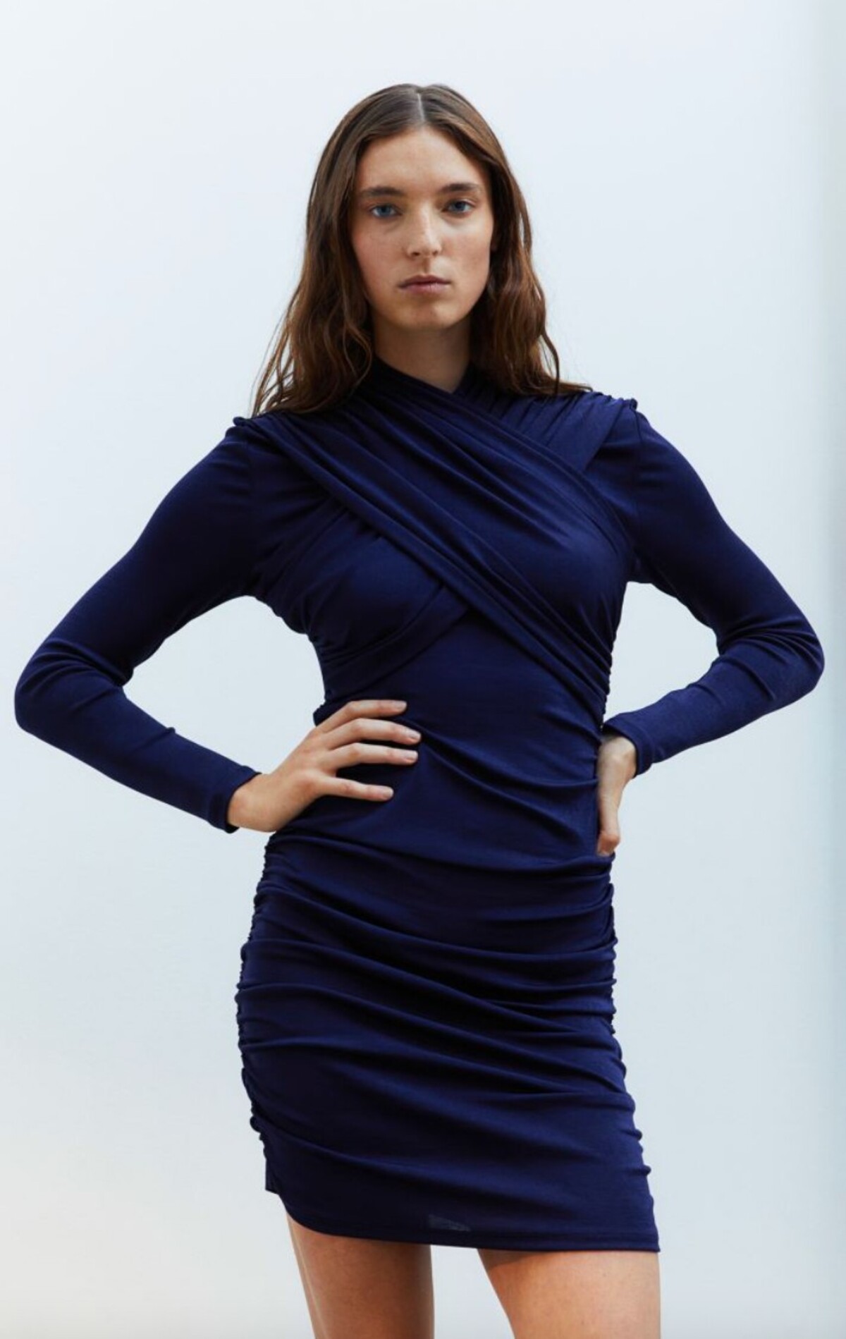 Nariasené džersejové šaty v tmavomodrej ti za lákavých 39,99 eur ponúka H&M.