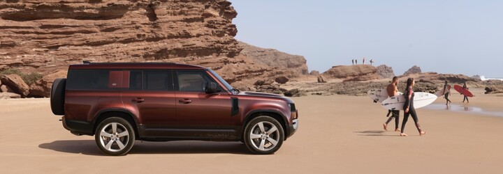 Land Rover Defender predstavili aj v predĺženej verzii s až 8 miestami pre cestujúcich