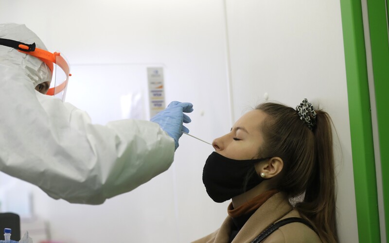 Testovat se budou muset po rizikovém kontaktu i očkovaní, rozhodla vláda.