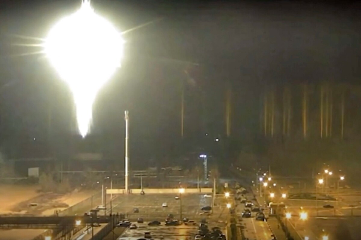 Na snímke z videozáznamu zverejneného jadrovou elektrárňou v Záporoží je plameň v areáli jadrovej elektrárne v Enerhodare na Ukrajine v piatok 4. marca 2022. 
