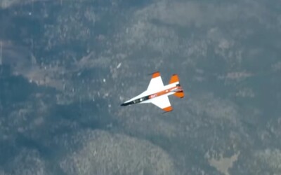 VIDEO: Američania uskutočnili prvý let stíhačkou, ktorý ovládala umelá inteligencia. Pilot iba dozoroval.