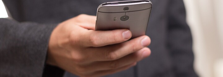 Českem se šíří SMS od podvodníků. Oběti lákají na příspěvek na bydlení