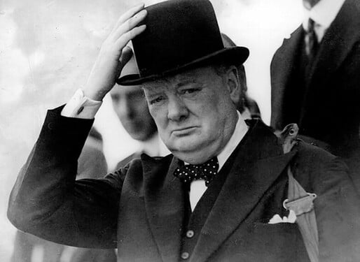 Winston Churchill v roku 1946 po prvýkrát použil pojem, ktorý opísal politickú, vojenskú a ideologickú bariéru medzi európskymi krajinami po druhej svetovej vojne. Aké slová použil?