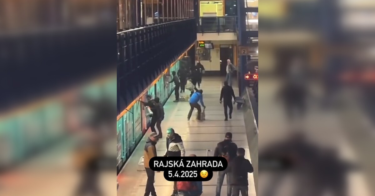 VIDEO: Sítěmi se šíří záběry z útoku sprejerů na metro. Policii utekli
