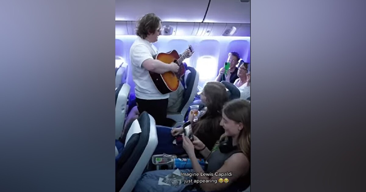 Video: Slavný zpěvák udělal show cestujícím během letu, některým namíchal i drink