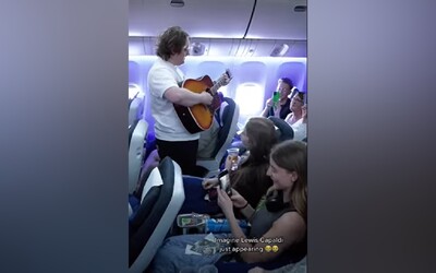 Video: Slavný zpěvák udělal cestujícím show během letu, některým namíchal i drink.