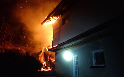 Požár v Zubří: Hořel rodinný dům, škoda je zhruba tři miliony korun.