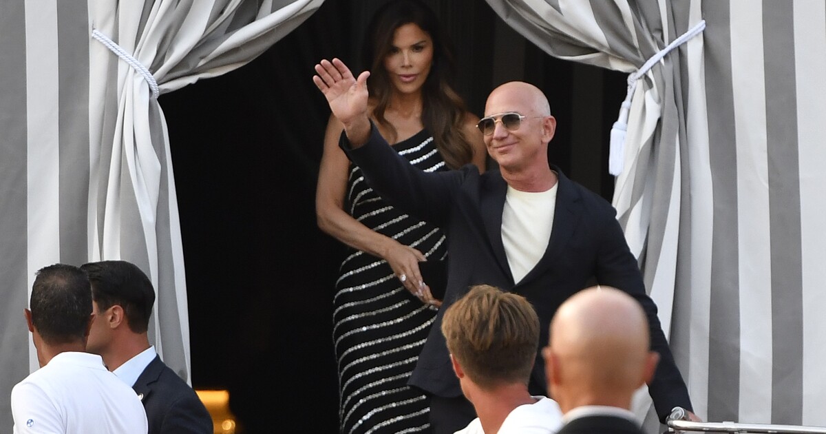 VIDEO: Svatba Jeffa Bezose v Benátkách pobouřila místní. Na protest vytvořili vtipné figuríny